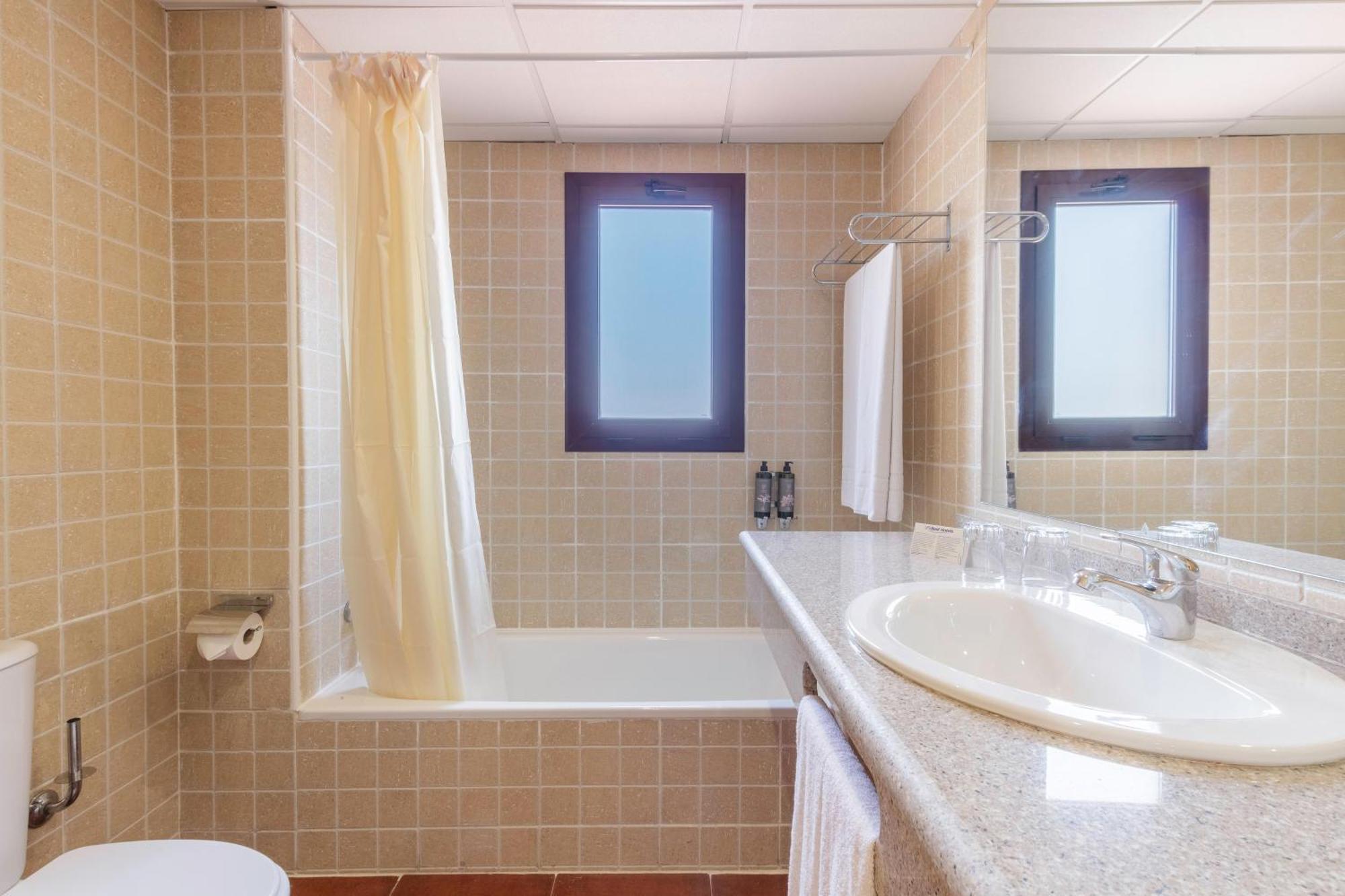 Alcazar Apartahotel *